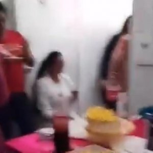 Confraternização em posto de saúde gera revolta em usuários