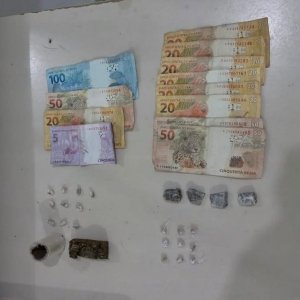 Três homens são presos por tráfico de drogas em rua sem saída
