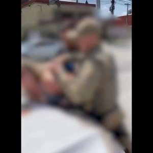 Mulher é presa após agredir policiais e causar tumulto 