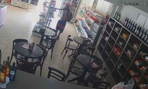 Criminoso armado com faca ameaça atendentes e rouba em padaria
