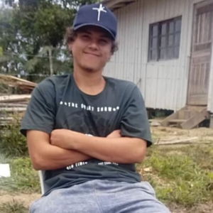 Jovem de 21 anos morre ao colidir moto contra portão de casa