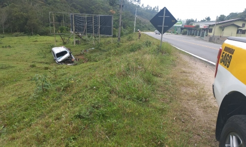 Motorista fica ferido após carro sair da pista e cabotar em rodovia