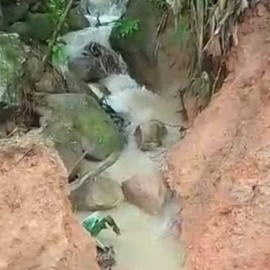 Após deslizamento de terra, trecho de rua será interditado em Nova Trento