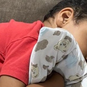 Havan realiza pedido e presenteia menino autista com sua fronha preferida