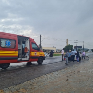Motociclista fica ferido em acidente envolvendo carreta