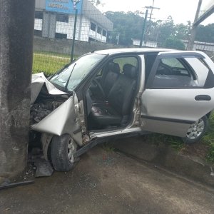 Motorista fica em estado grave ao ter carro jogado contra poste da rede elétrica