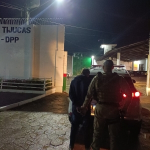 Procurado por desacato, ameaça e vias de fato, tenta fugir ao pular muro de casa