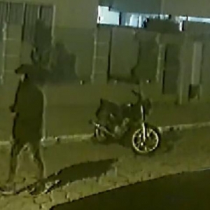 Mulher é atingida por três tiros pelas costas; suspeito saiu da prisão a 20 dias