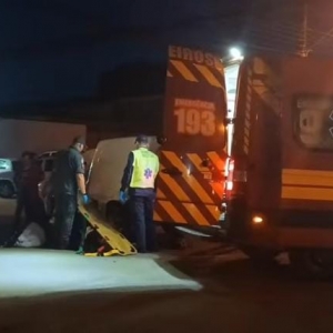 Motociclista fica gravemente ferido em colisão contra carro