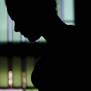 Moradora de rua vítima de estupro é agredida com socos e chutes