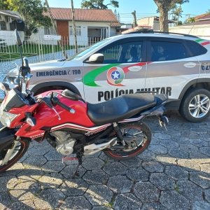 Motocicleta furtada é encontrada ao lado de posto de saúde