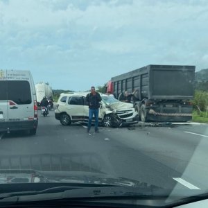 Acidente entre carro e carreta gera filas na BR-101 
