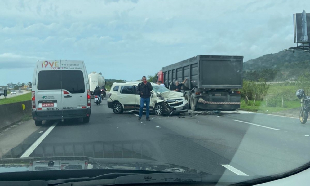Acidente entre carro e carreta gera filas na BR-101 
