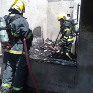 Incêndio em casa de alvenaria assusta moradores vizinhos