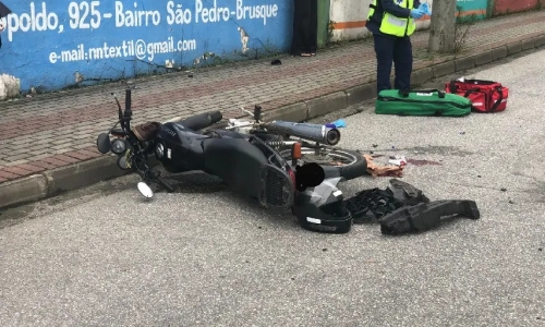 Motociclista sofre suspeita de fratura na perna em colisão contra carro