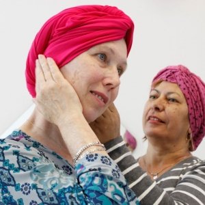 Câncer de mama: Tijucas arrecada lenços, boinas e toucas para pacientes 