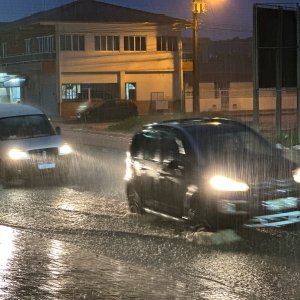 Temporal faz dia escurecer mais rápido e deixa moradores da região preocupados