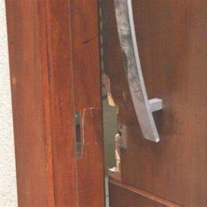 Morador encontra casa arrombada e objetos furtados ao retornar