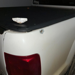 Residência é atacada e cravejada de balas; carro também foi atingido