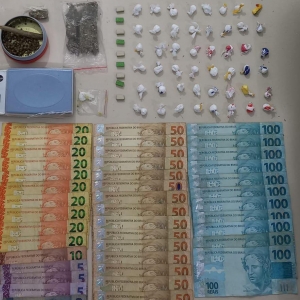 Operação policial resulta em prisão de mulher por tráfico de drogas