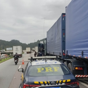 Homem de 64 anos morre atropelado por caminhão na BR-101