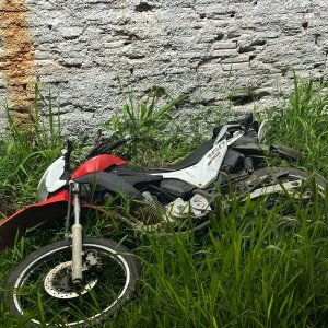 PLANTÃO: Moto atropela ciclista na SC-410 e só para após colidir muro