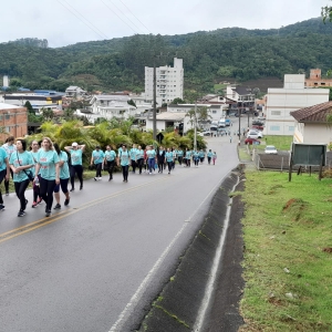 Apesar do tempo chuvoso, cerca de 100 pessoas participam de Caminhada Outubro Rosa