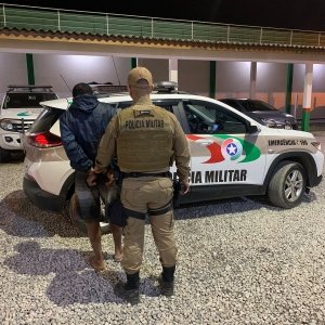 Prisão: Com mandado por roubo, homem é preso após atitude suspeita