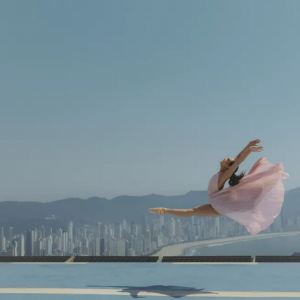 Bailarina dança a 281 metros no topo de prédio em Balneário Camboriú