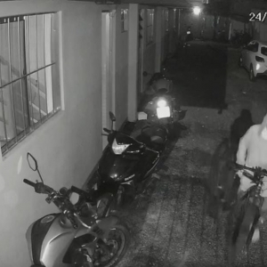 Ladrão furta bicicleta em condomínio em Tijucas e tenta sair de 'fininho'