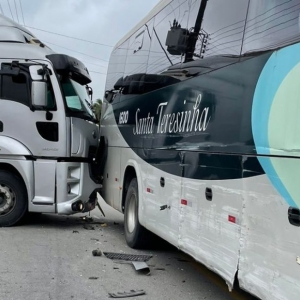 Ônibus com universitários é atingido na lateral por caminhão 