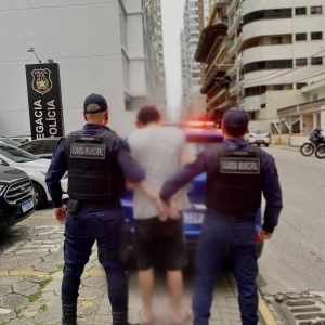 Acusado de estupro de vulnerável, homem tenta atingir outro com pedra