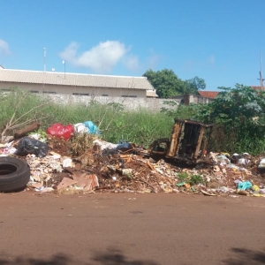 Viu alguém despejando entulhos em área pública? Denuncie