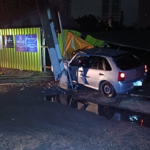 Homem joga carro contra poste na tentativa de tirar a vida dele e da passageira