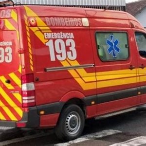 Trabalhador fratura o dedo ao prender mão na porta de caminhão