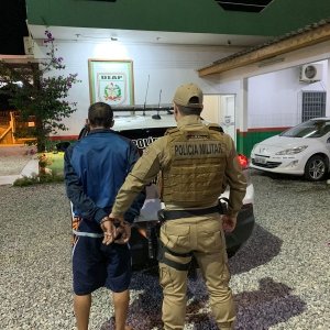 Homem de 29 anos sobe em telhados para fugir da polícia, mas acaba preso