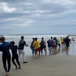 População, pescadores e bombeiros se unem para encontrar jovem desaparecido