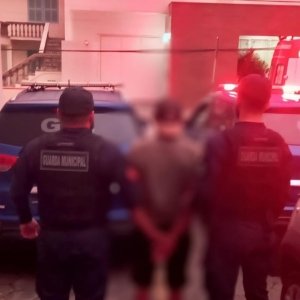 Para defender a mãe de ameaça de facada, filha se põe na frente do agressor