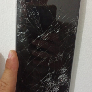 Mulher nega dinheiro para droga, marido quebra celular e vai preso