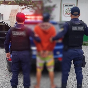 Dois são detidos com mandados de prisão por roubo em um intervalo de 24 horas