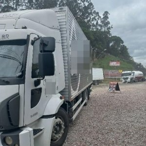 Motociclista sofre queda ao esbarrar em caminhão durante ultrapassagem