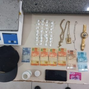Adolescente com mandado de apreensão ativo é detido por tráfico de drogas