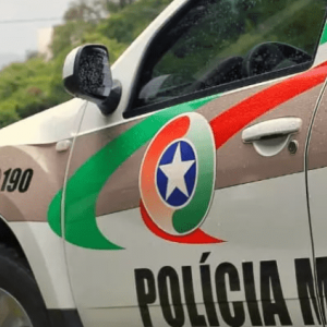 Homem flagra bandidos em carro e suspeitos são presos logo depois
