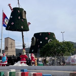 Porto Belo inicia montagem de decorações natalinas: Encantamento na Praça da Bandeira