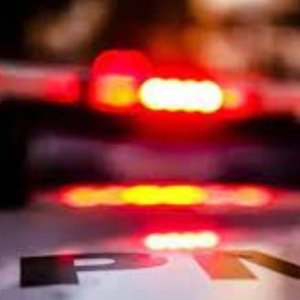 Homem tenta furtar roda traseira de carro e vai preso