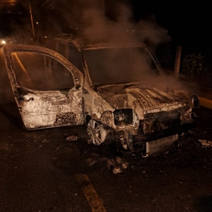 Motorista tenta dar partida no carro e veículo começa a pegar fogo