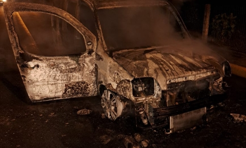Motorista tenta dar partida no carro e veículo começa a pegar fogo