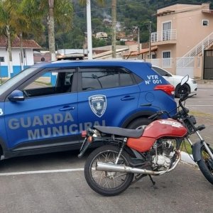 Motocicleta roubada é recuperada em ação próxima ao cemitério municipal
