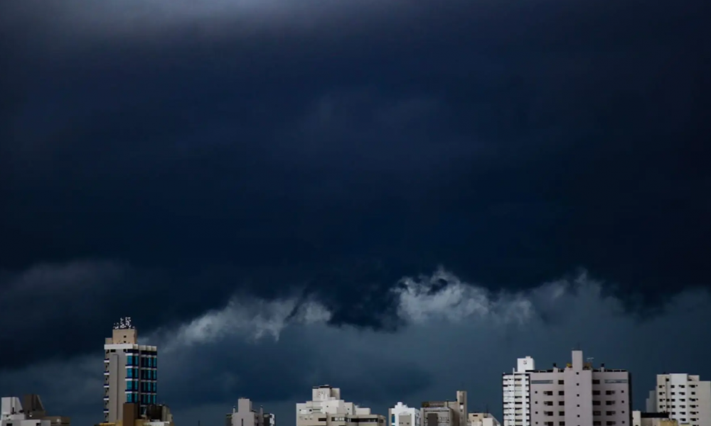 Alerta de temporal, raios, ventos fortes e granizo para a região
