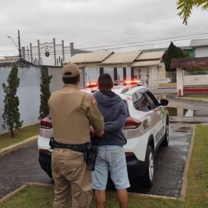 Preso por ameaçar ex-companheira, bebia cerveja em lanchonete em Tijucas